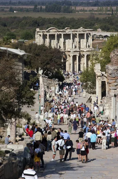 人们漫步在土耳其的石头建筑废墟 图书馆的塞尔苏斯 — 图库照片