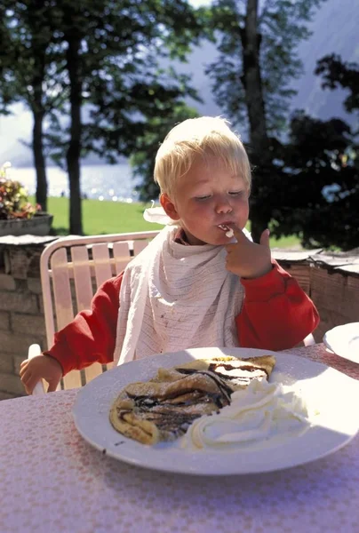 Two Year Old Eating Cream Aachensee Tirol Austria — Stock Photo, Image