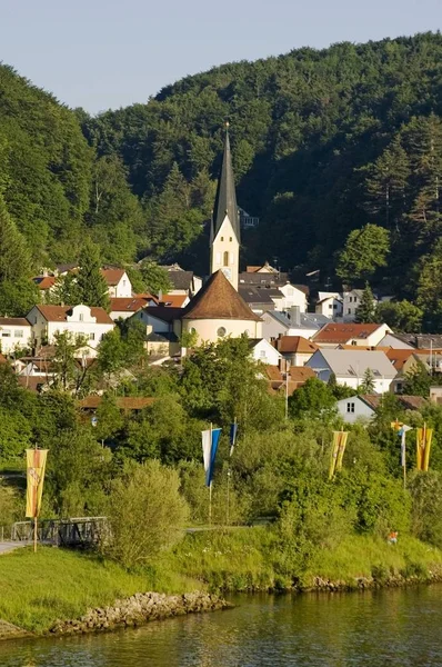 Riedenburg 镇教区教堂运河在河谷 Altmhl Altmuehl — 图库照片