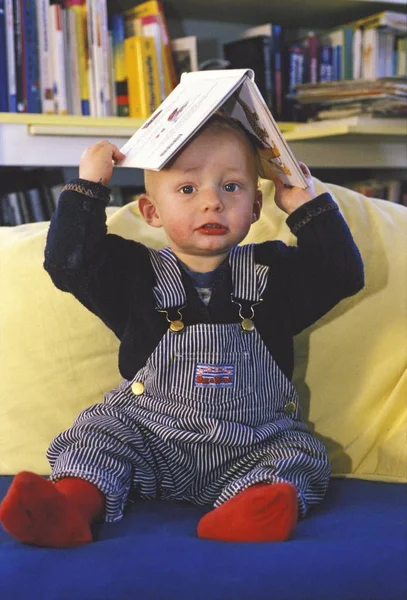 Ragazzo Anno Che Tiene Libro Come Cappello — Foto Stock