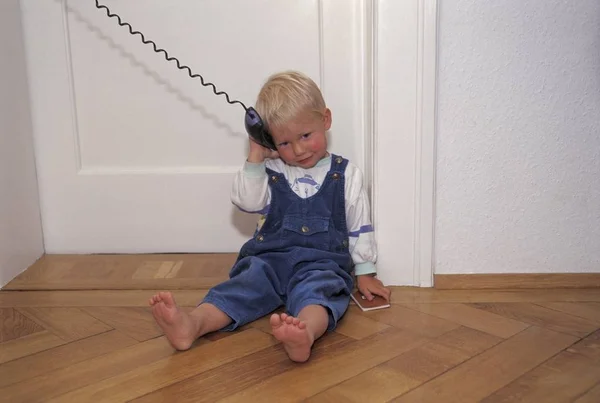 Menino Dois Anos Segurando Telefone — Fotografia de Stock