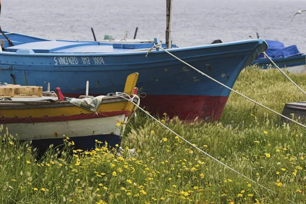 Båtar Fiskare Från Stromboli Färska Målade För Sommarsäsongen — Stockfoto