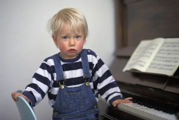 Menino Ano Meio Piano — Fotografia de Stock