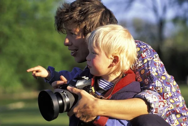 Annesi Fotoğraf Çeken Iki Yaşında Bir Çocuk — Stok fotoğraf