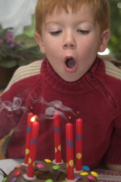 Niños Cumpleaños Niño Sopla Sus Velas Cumpleaños —  Fotos de Stock