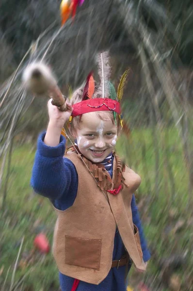 Vestido Chico Juega Jugando Indio Nativo Americano — Foto de Stock