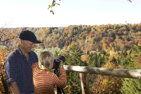 Pai Filho Com Câmera Baviera Alemanha — Fotografia de Stock