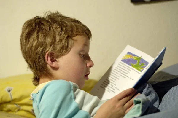 Хлопчик Читає Ліжку — стокове фото