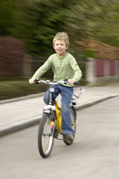 Anak Laki Laki Dengan Sepeda Luar Ruangan — Stok Foto