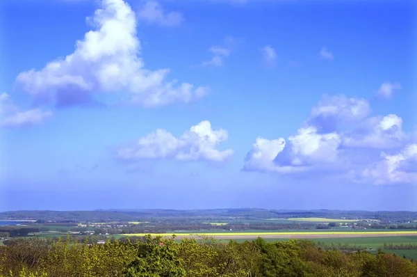 Hermosa Vista Sobre Prado Cielo Azul Con Nubes —  Fotos de Stock