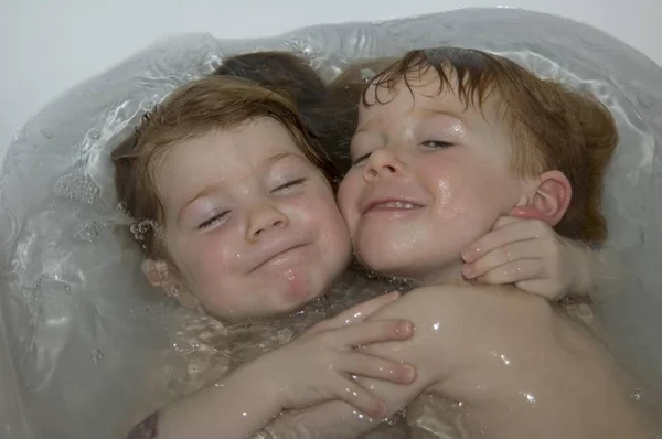 Two Children Playing Bathtub — Stock Photo, Image