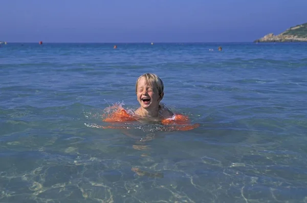 Einjähriges Schwimmen Mallorca Spanien — Stockfoto