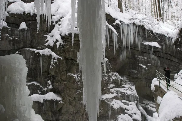 Breitachklamm 冬季和冰柱在山上 — 图库照片