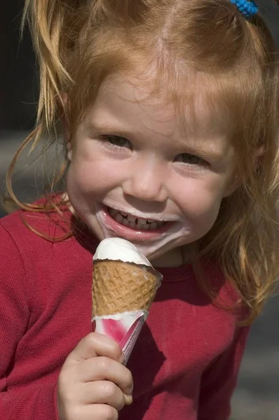 Little Girl Years Old Eating Icecream — Stock Photo, Image