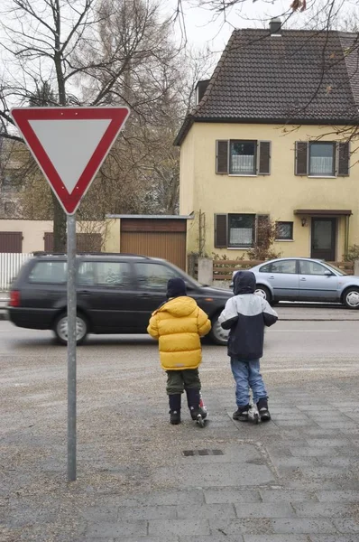 Zwei Jungen Stehen Mit Ihrem Roller Auf Der Straße — Stockfoto