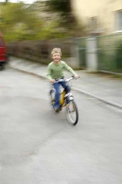 Мальчик Велосипеде Открытом Воздухе — стоковое фото