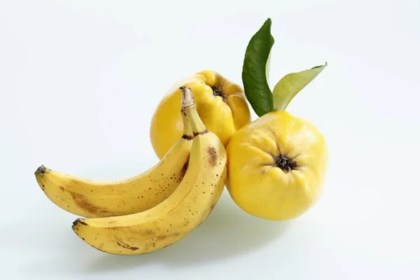 Dois Marmelos Duas Bananas — Fotografia de Stock