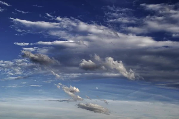 Cielo Azul Con Nubes Blancas —  Fotos de Stock