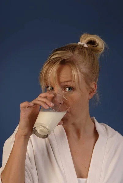 Giovane Donna Beve Bicchiere Latte — Foto Stock