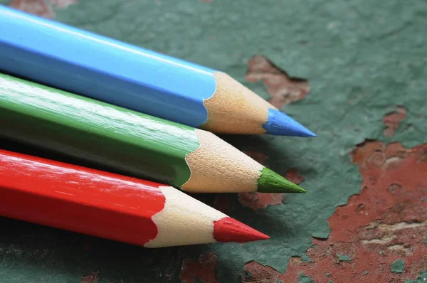 木制彩色铅笔 绿色和蓝色的旧木板 — 图库照片