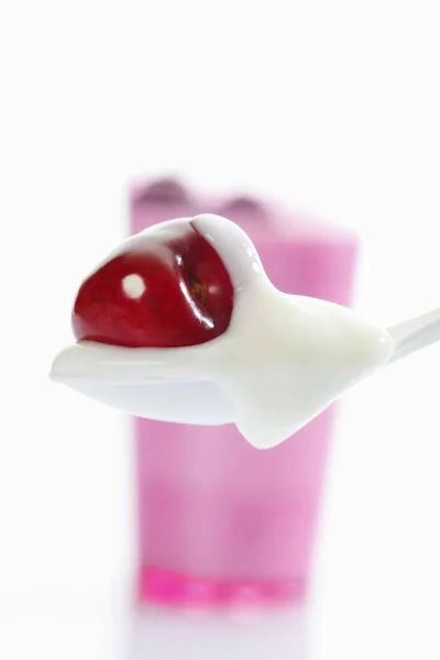Розовая Чашка Белая Пластиковая Ложка Йогуртом Вишней — стоковое фото