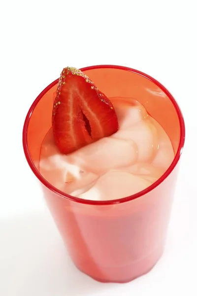 Красная Чашка Йогуртом Клубникой — стоковое фото