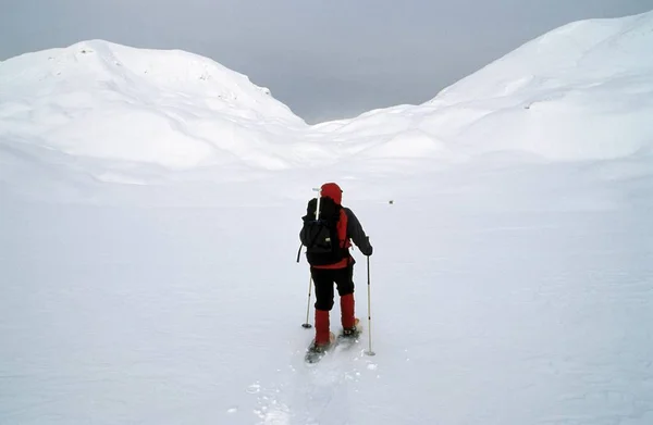 Person Auf Schneeschuhen Verschneiten Bergen — Stockfoto
