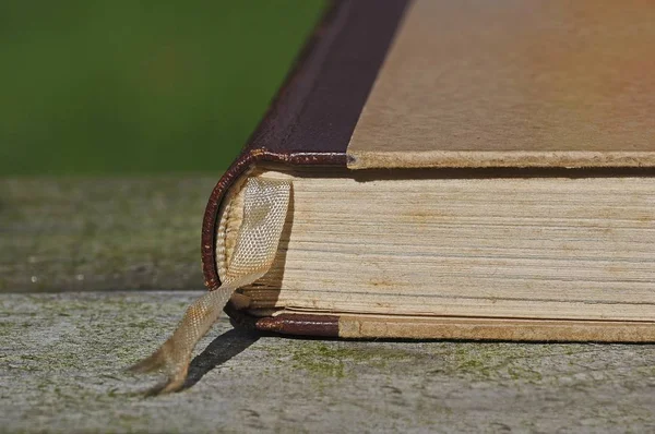 Altes Buch Mit Lesezeichen — Stockfoto