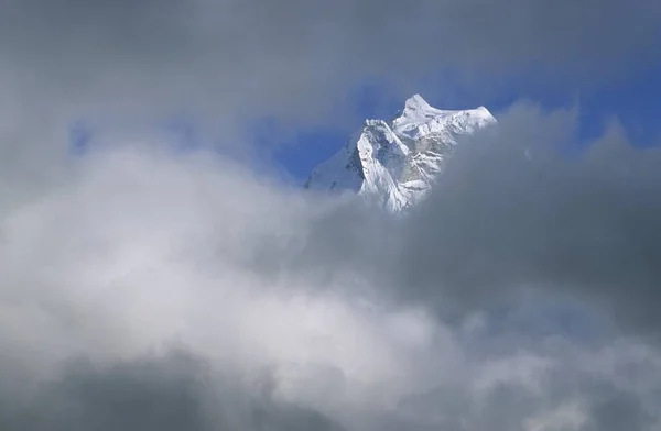 Szczyt Kangtaiga Chmurach Nepalu — Zdjęcie stockowe