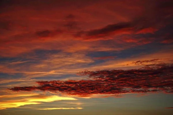 Ηλιοβασίλεμα Βραδινή Της Διάθεση Σύννεφα Στον Ουρανό Ανώτερο Swabia Γερμανία — Φωτογραφία Αρχείου