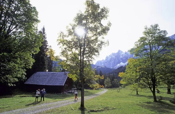你徒步旅行者在山上的木屋 Puerschhaus Kleiner Ahornboden — 图库照片