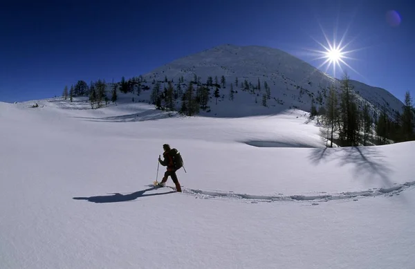Mulher Andando Sapatos Neve Montanhas Nevadas — Fotografia de Stock