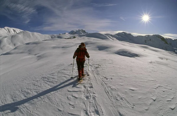 Homme Avec Sac Dos Marchant Sur Montagne — Photo