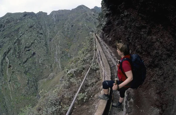 Caminhante Feminina Canal Irrigação Barranco Seco Punta Del Hidalgo Tenerife — Fotografia de Stock