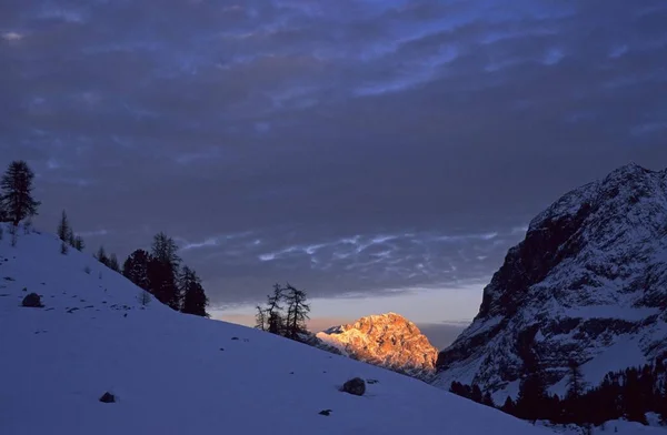 Schilderachtige Zonsondergang Besneeuwde Bergen — Stockfoto