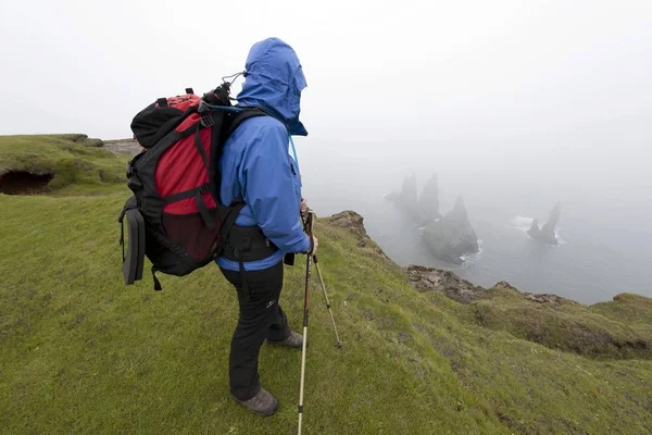 Sırt Çantalı Bir Adam Dağ Zirvesine Yakın Duruyor — Stok fotoğraf