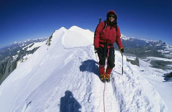 Kobieta Wspinająca Się Szczyt Castor Valais Włochy — Zdjęcie stockowe