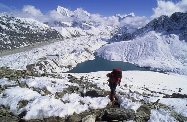 Mujer Excursionista Las Montañas Cubiertas Nieve Gokyo Nepal —  Fotos de Stock