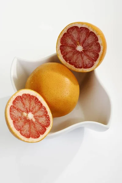 Ruby Grapefruit Rozříznout Porcelánové Misce — Stock fotografie