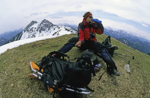 Donna Che Riposa Sulla Cima Hochplatte Nelle Montagne Del Mangfall — Foto Stock