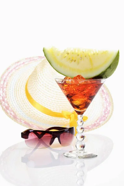Melonenscheibe Auf Cocktailglas Vor Sonnenhut Mit Sonnenbrille Symbolbild Für Den — Stockfoto