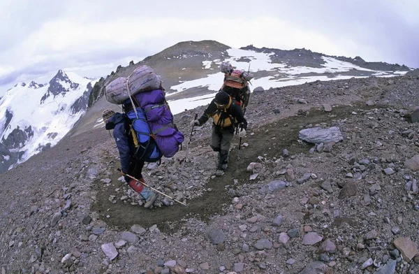 Dwóch Wspinaczy Niosących Ciężkie Plecaki Normalnej Trasie Aconcagua Mendoza Argentina — Zdjęcie stockowe