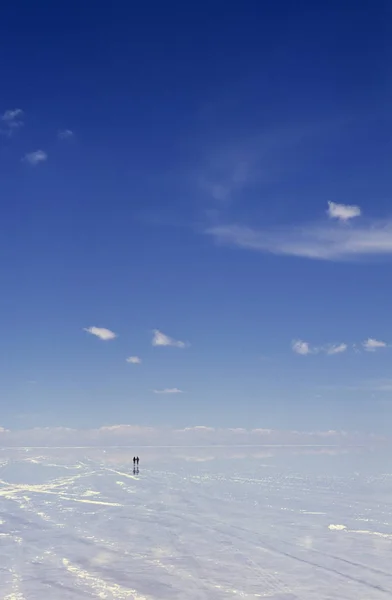 Üzerinde Yürüyen Iki Turist Tuz Gölü Salar Uyuni Potosi Bolivia — Stok fotoğraf