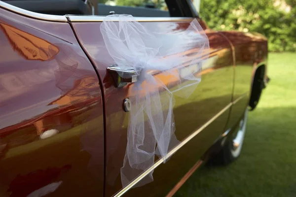 Tüll Netz Schleier Zum Cadillac Gebunden Hochzeit — Stockfoto