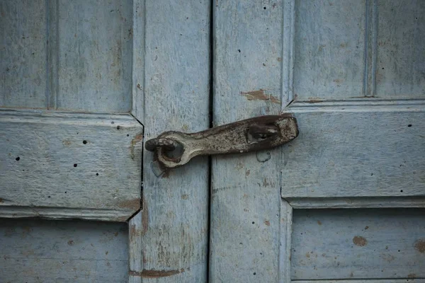古いロックのドア 入口閉鎖 — ストック写真