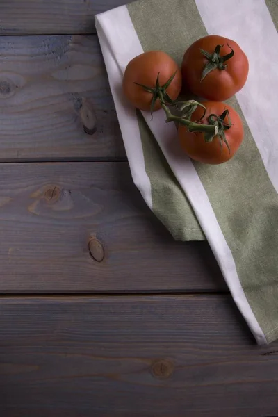 Tomaten Een Keuken Handdoek Een Houten Tafel — Stockfoto