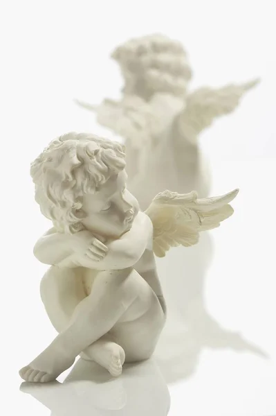 Aniołowie Siedzący Białym Tle — Zdjęcie stockowe