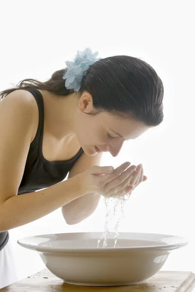 Giovane Donna Prende Acqua Una Ciotola — Foto Stock