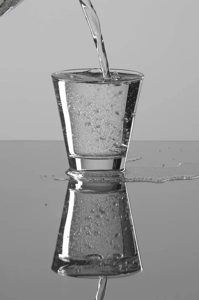 Water Overflows Glass Pouring Water — Stock Photo, Image