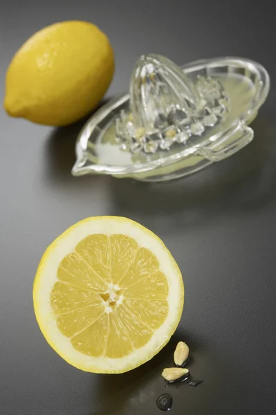 Dva Citrony Ždímací Skla — Stock fotografie